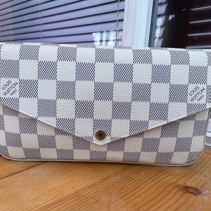 Louis Vuitton Pouchette